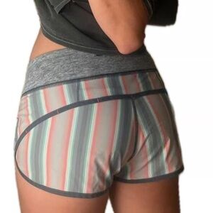 Lululemon Sz 8 Speed Short Alarming Ombre Vertical Stripe/Coal 3 inch 🩶